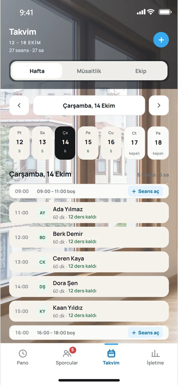 Haftalık takvim. Günün seansları saat saat, boş saatlerde seans açma düğmesi.
